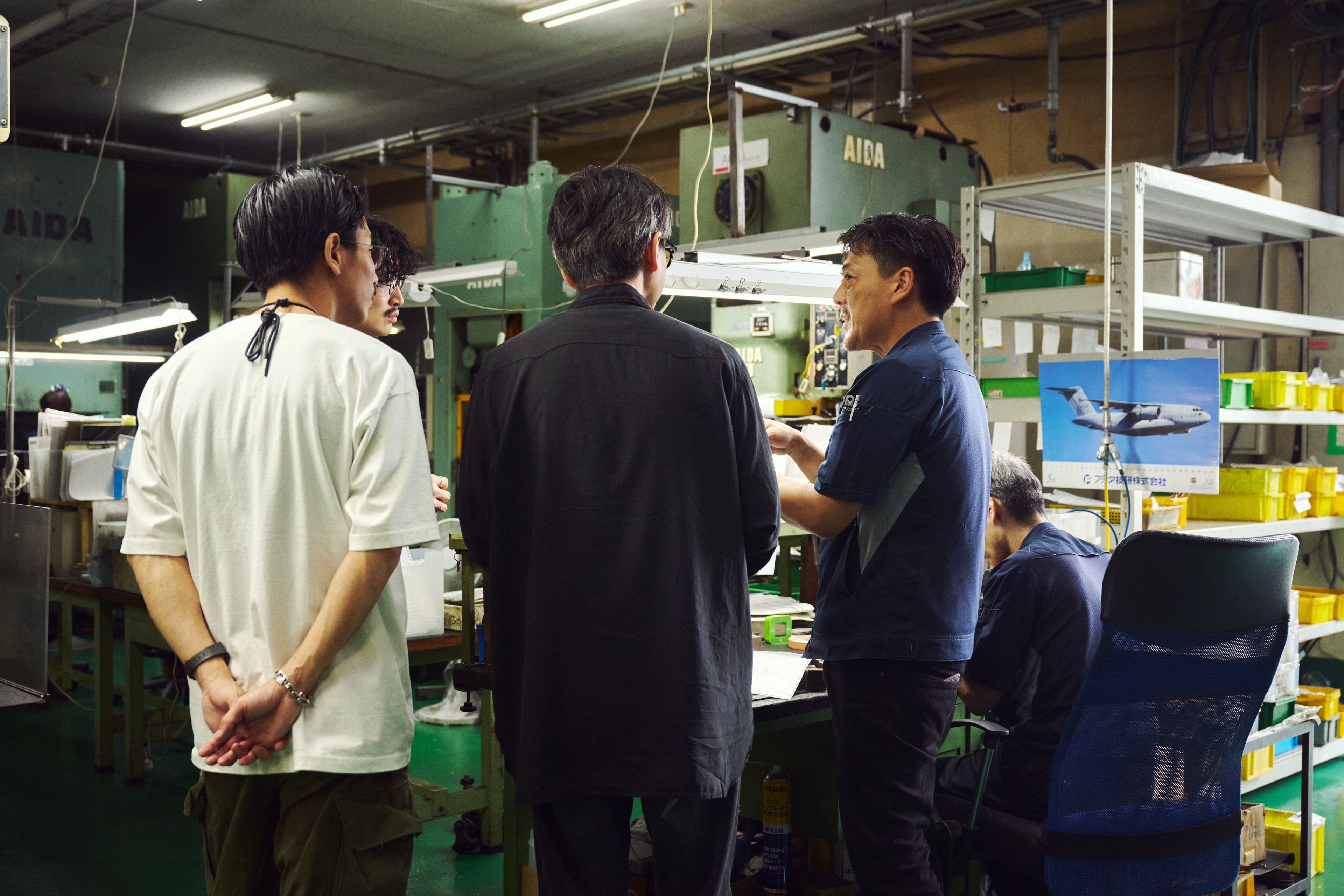 金属部品の製造工程を確認する様子