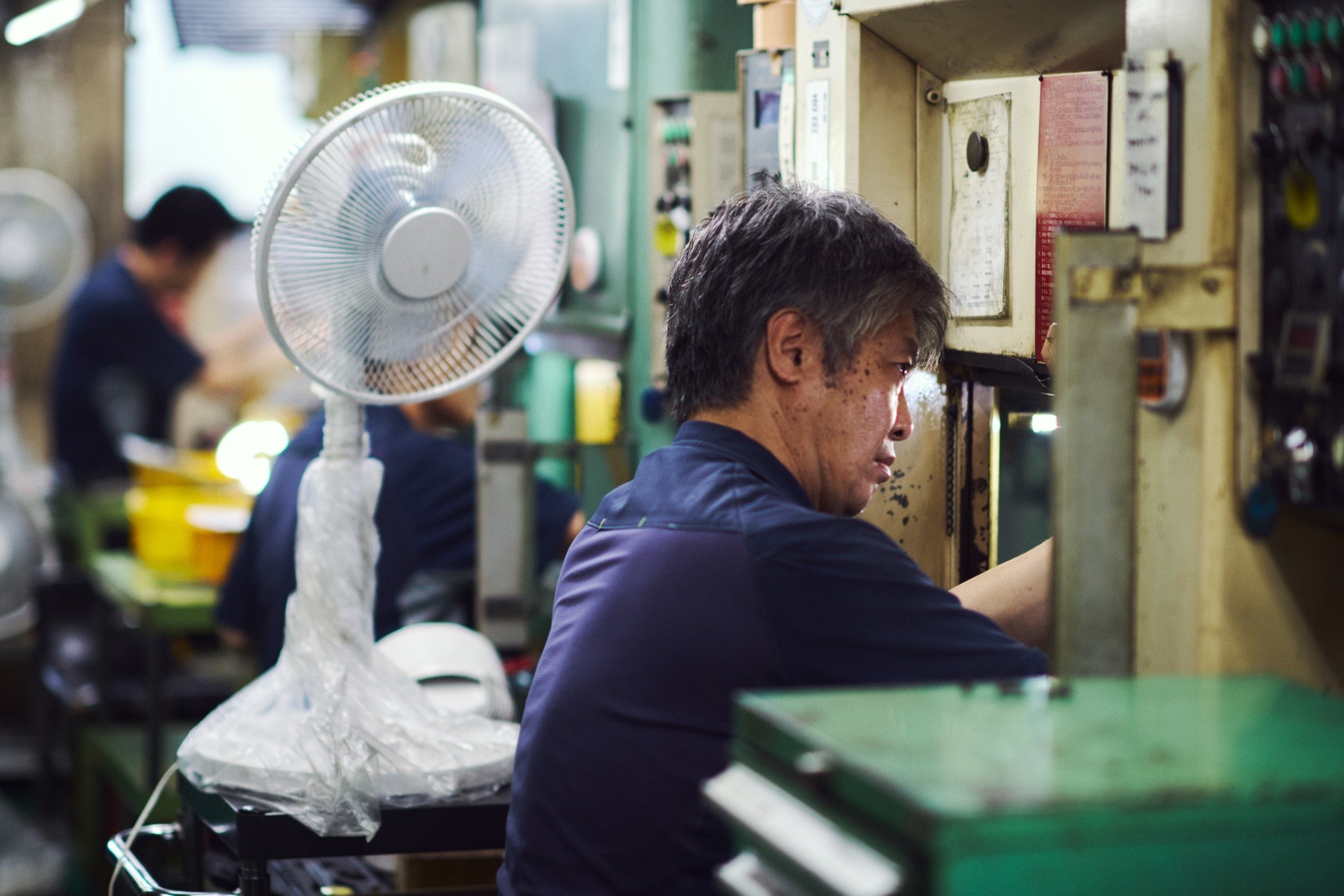 機械に向かって作業を始める社員