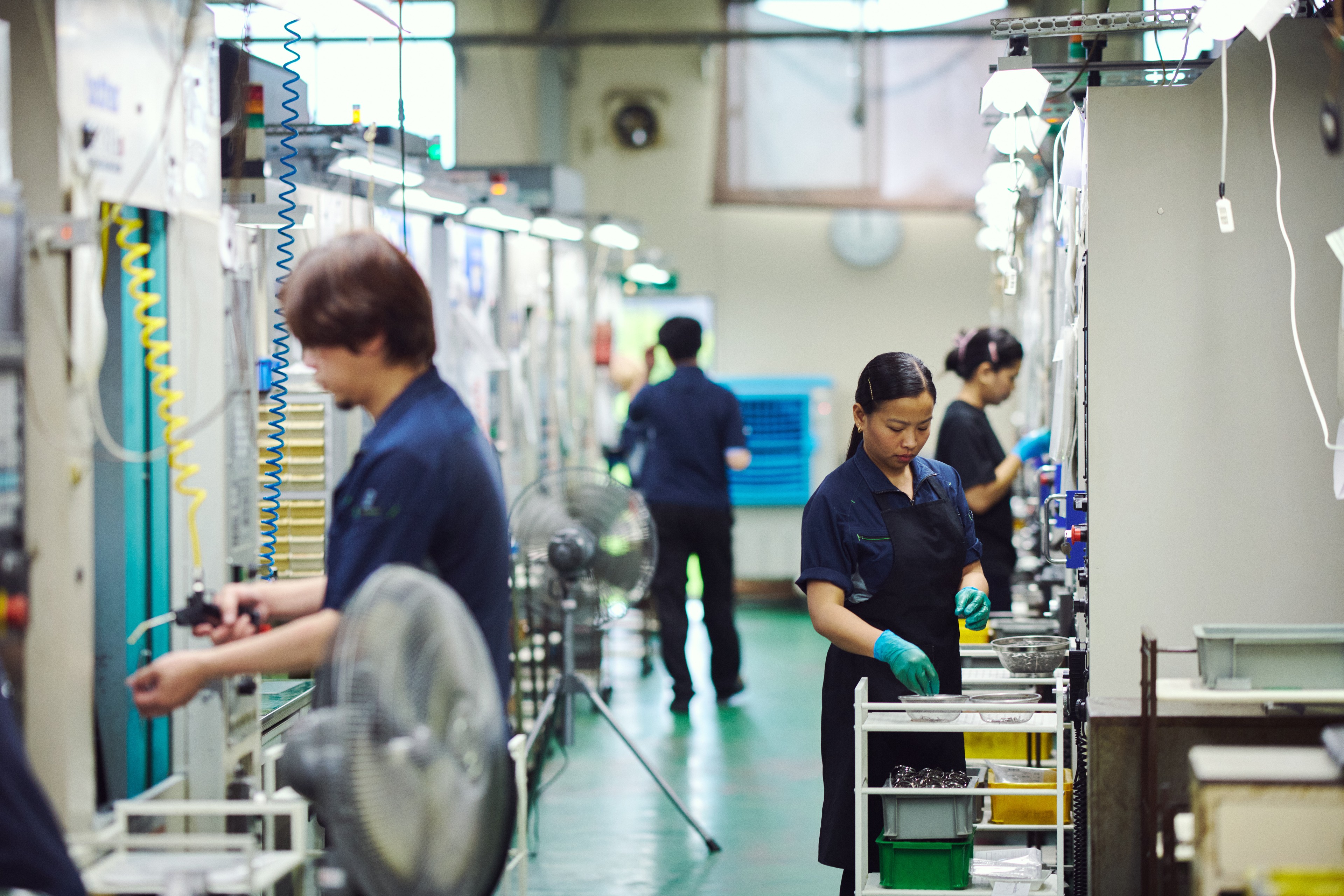 製造現場で働く社員